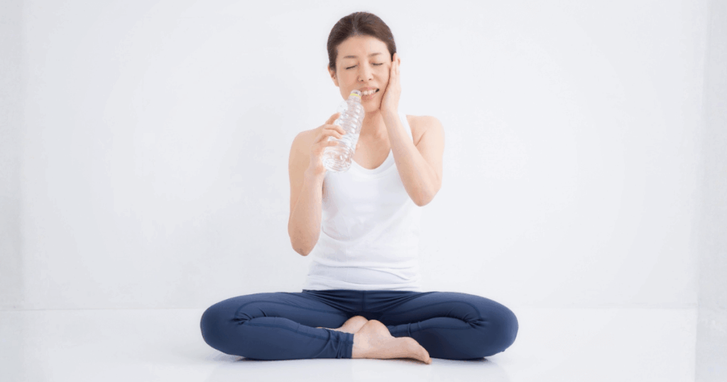 歯のトラブルが悪化して痛みを感じる女性のイメージ