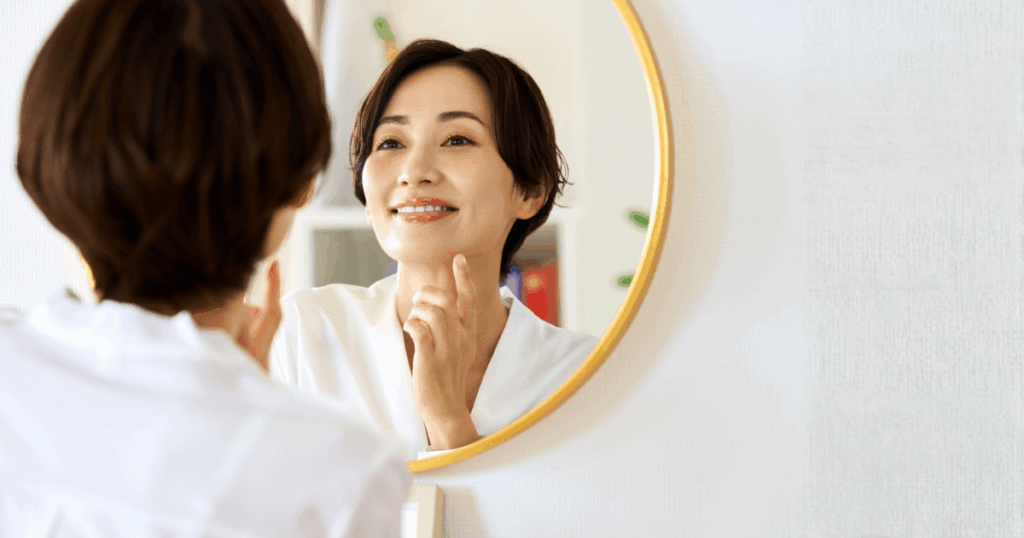 虫歯治療の期間や通院計画を理解し、安心して口元を確認している女性のイメージ