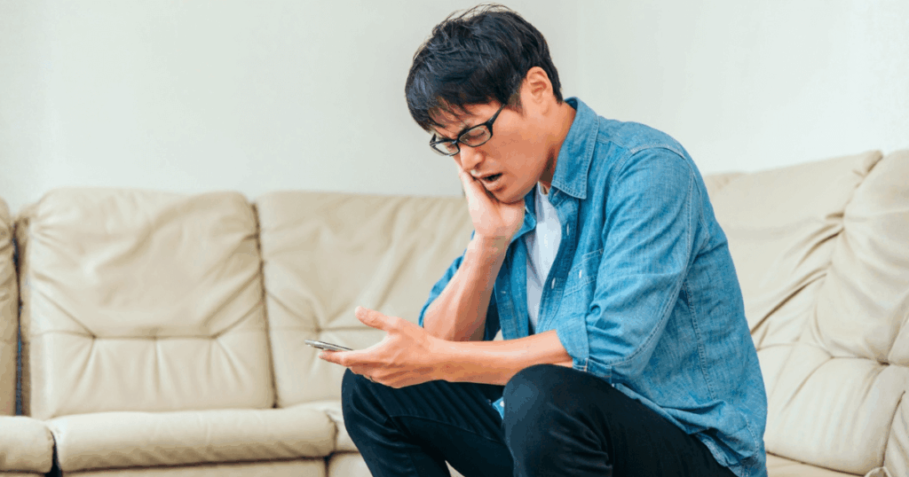 虫歯治療にどれくらいの期間がかかるのか不安に感じている男性のイメージ