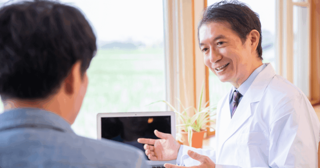 歯科医院で虫歯治療の期間や通院回数について説明を受けている様子