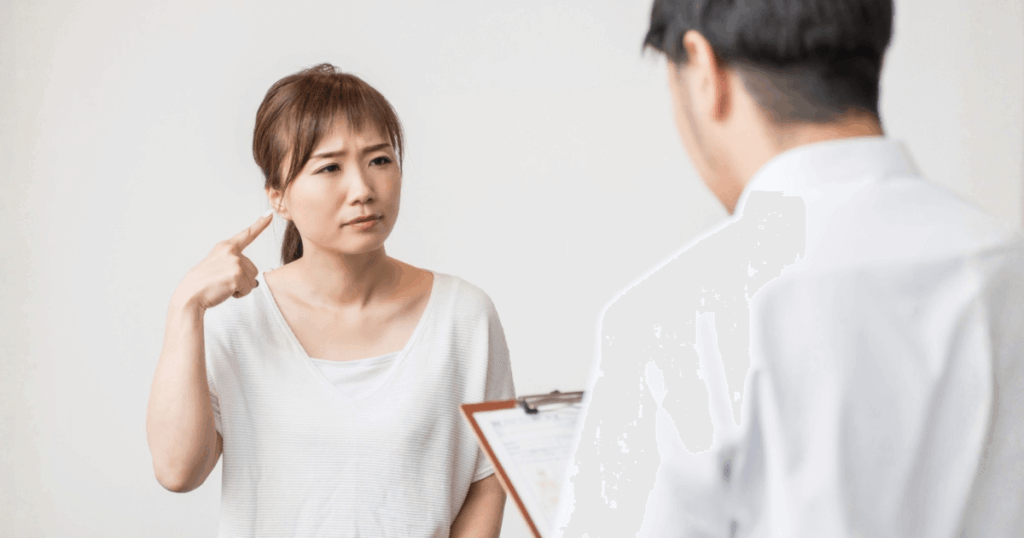 喉以外の症状について医師に相談する女性の写真
