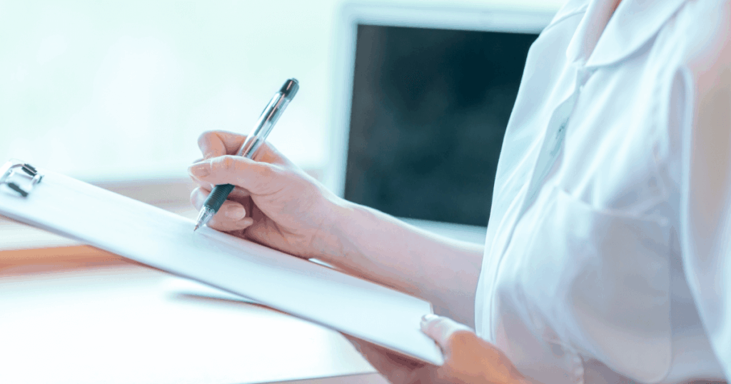 喉の痛みの経過や回復の目安を記録する医療スタッフの手元