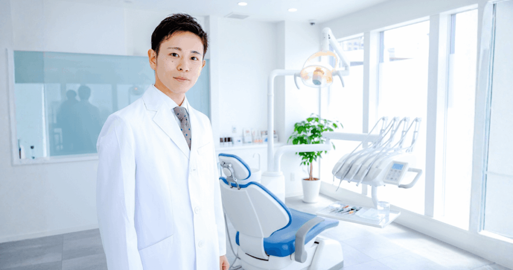 早期治療の重要性を説明する歯科医師の写真