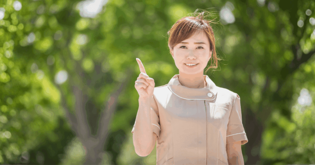 歯のトラブル予防ポイントを案内する女性スタッフの写真