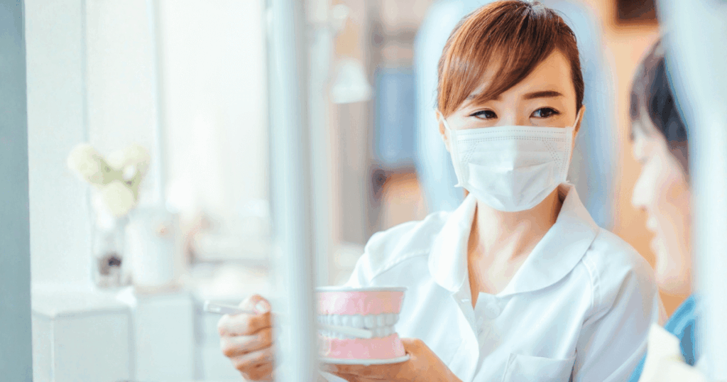 歯科スタッフが患者に説明している様子の写真