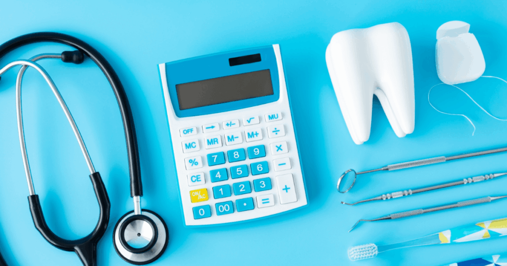歯科治療の器具と電卓が並んだ、治療費の目安を連想させる画像