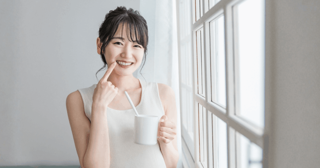 歯の違和感があるときも落ち着いて過ごしている女性