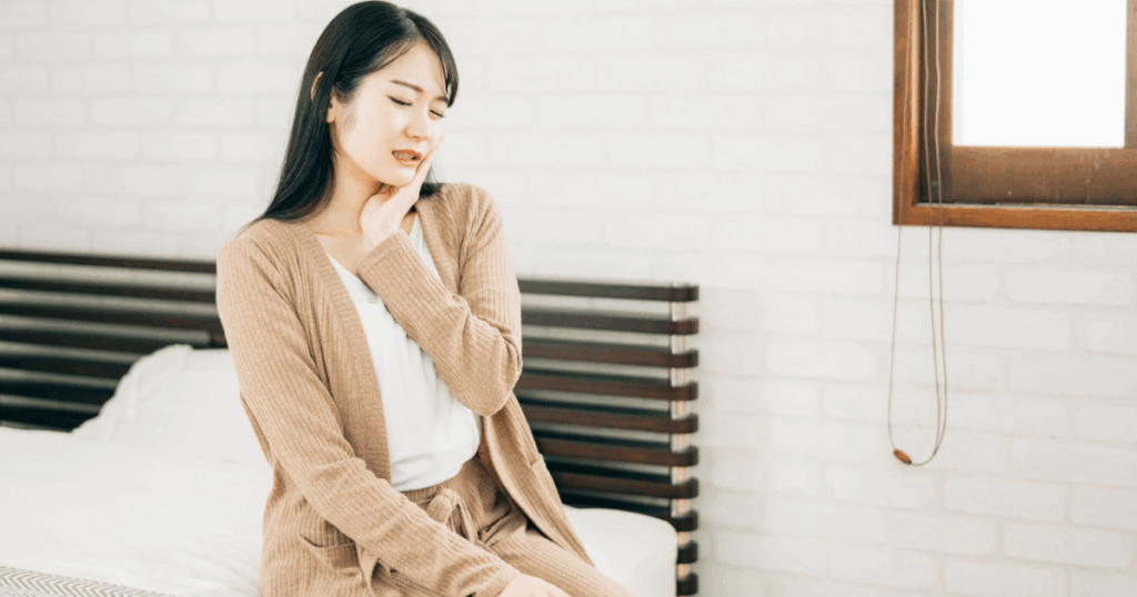 歯の違和感が虫歯かどうか迷っている女性
