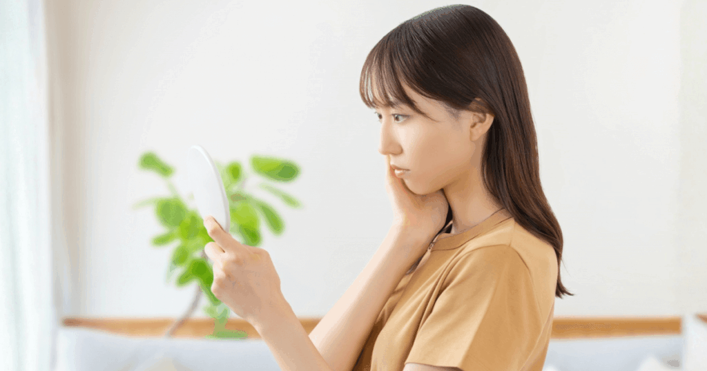 歯の違和感について歯医者に相談すべきか考えている女性