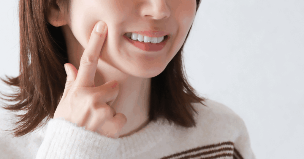 歯の違和感が落ち着き、安心した表情をしている様子
