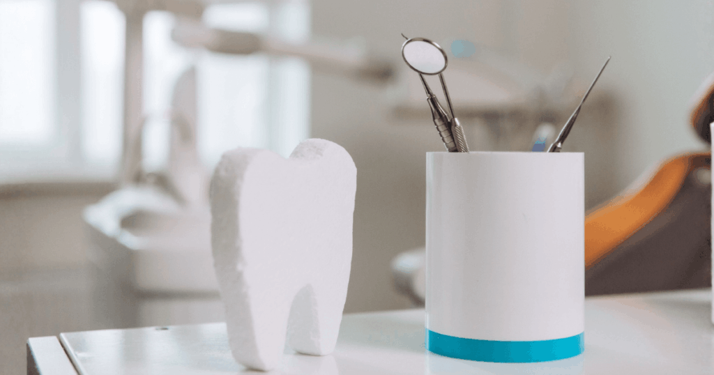 親知らずの抜歯後、上の歯が痛いときに気をつけたい過ごし方や注意点を示す歯科ケアのイメージ画像