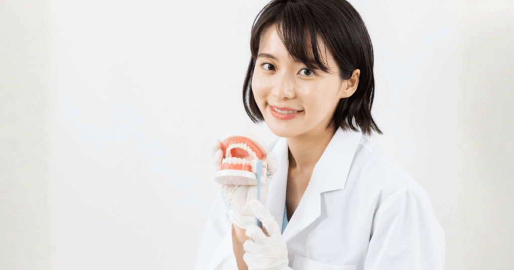 親知らずの抜歯後、上の歯の痛みについて歯科医院へ相談するタイミングを説明する歯科医師のイメージ画像