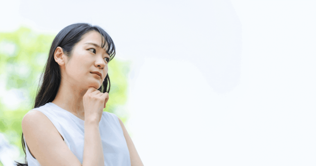 親知らずの抜歯後、痛みがいつまで続くのか回復の目安を考える女性のイメージ画像