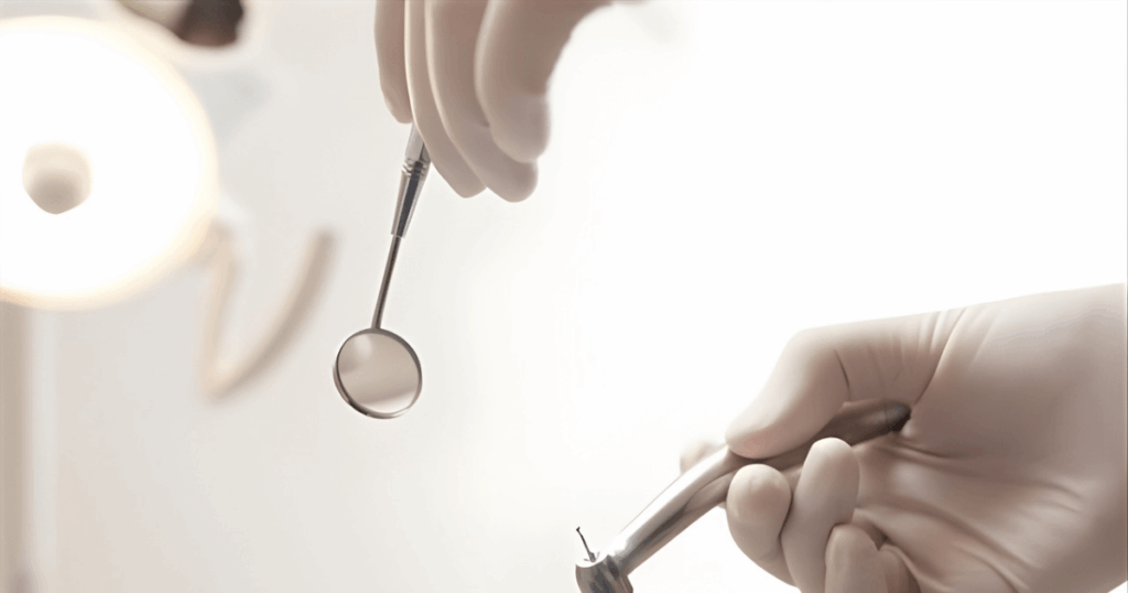 抜歯後の強い痛みがあり歯科受診を検討する場面をイメージした歯科器具の画像