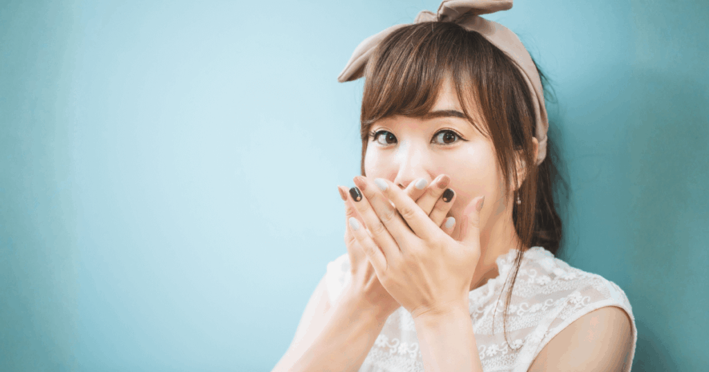 歯が黒く見えて虫歯かどうか不安に感じている女性のイメージ