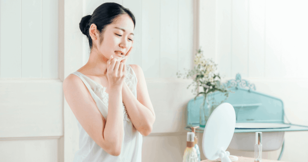 歯の状態を気にして歯医者を受診するか迷っている女性のイメージ