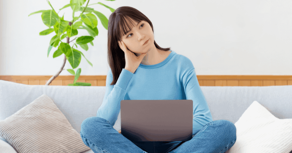 歯のぐらつきを自分で判断してよいか悩む大人の女性のイメージ