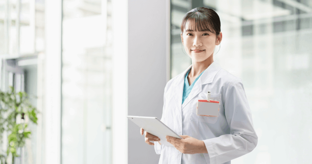 大人の歯の抜歯について説明する歯科医師のイメージ