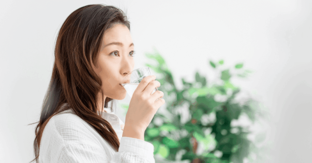 親知らず抜歯後に血餅を守るため穏やかに水を飲む生活のイメージ