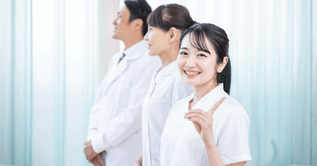 血餅が取れたか不安なときの判断ポイントを歯科スタッフが説明するイメージ