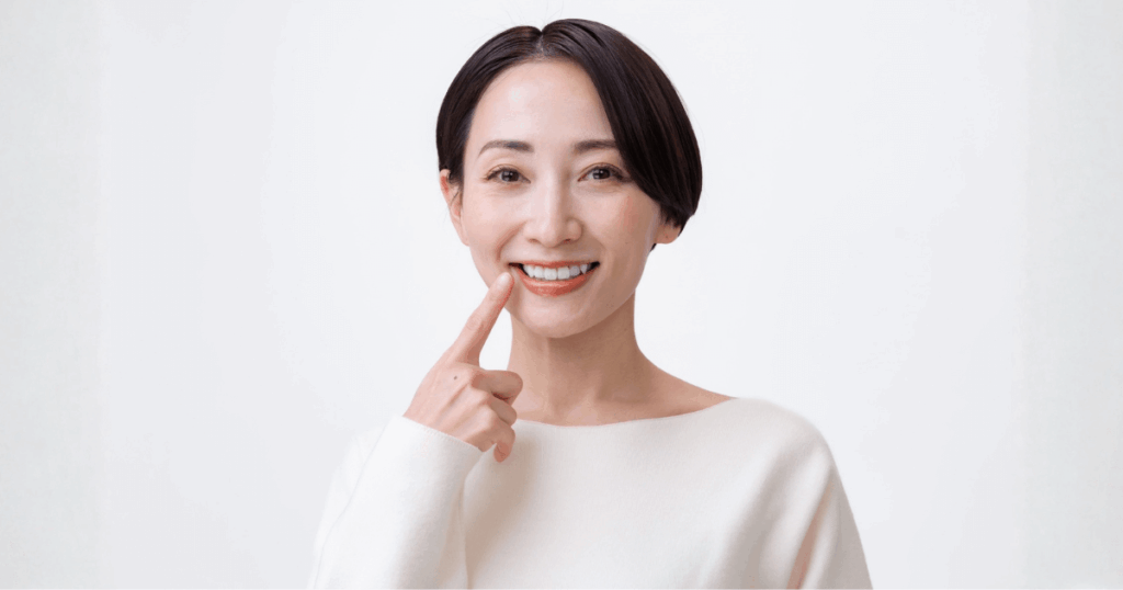 歯の状態に安心し、前向きに判断できた女性のイメージ