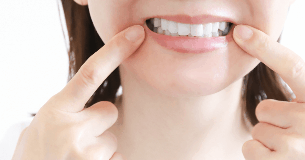 親知らず抜歯後の回復状況を確認するために口元の状態をチェックしている様子