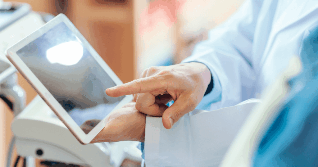 歯科医院でタブレットを使い説明を受ける患者のイメージ