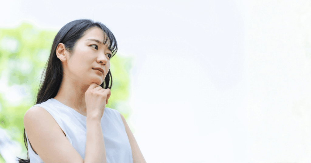 審美歯科でも虫歯治療ができるか悩む女性のイメージ