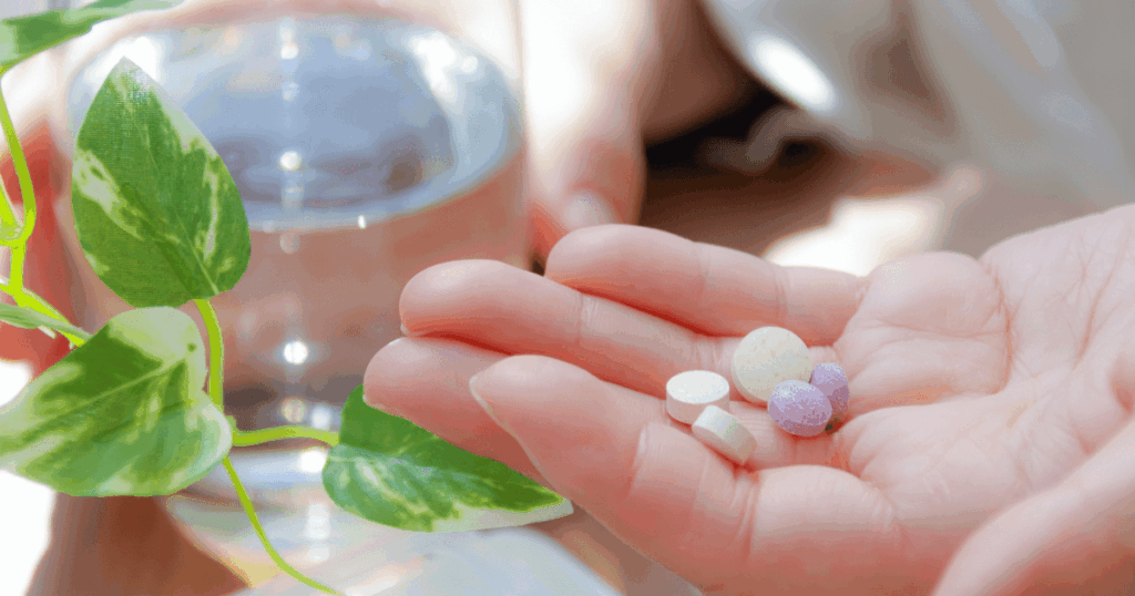 歯の痛みと頭痛があるときに使う痛み止めと水のイメージ画像