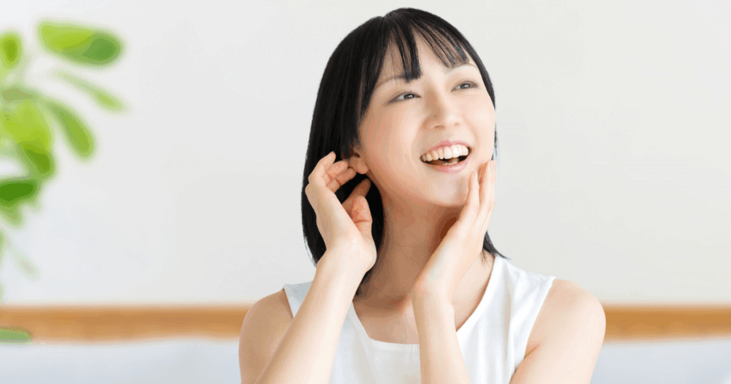 歯の状態に不安がなく、落ち着いた様子の女性のイメージ