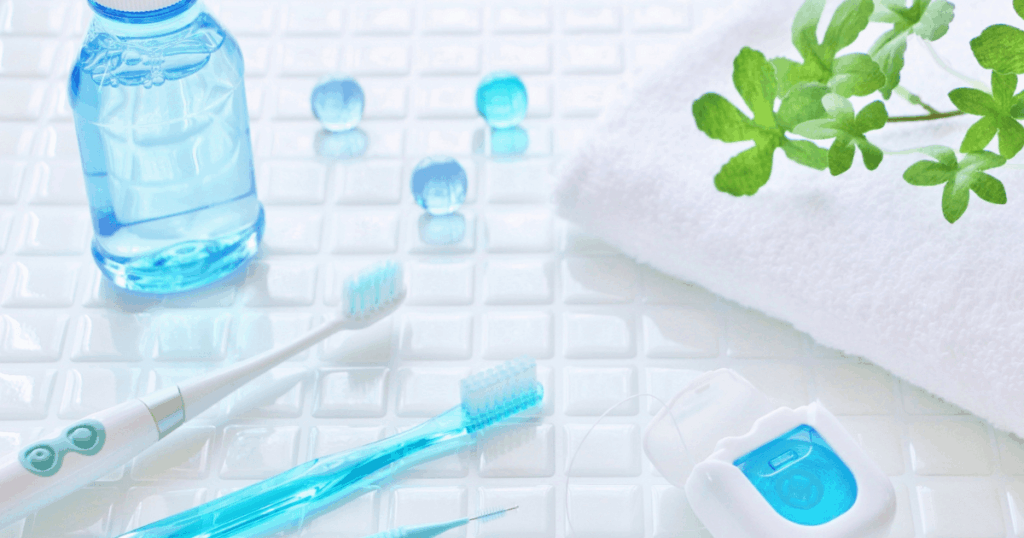 歯ブラシやデンタルフロスなど自宅で行う口腔ケア用品の写真