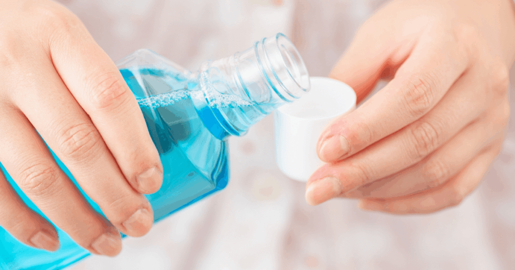 マウスウォッシュをキャップに注ぐ手元の写真