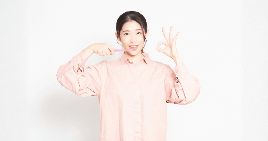 歯周病予防のため正しい歯みがきを行う女性のイメージ