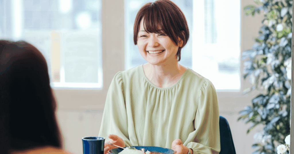健康な口の状態を保ちながら食事を楽しむ女性のイメージ