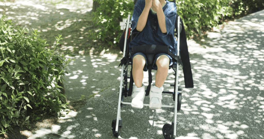 車椅子を利用する方が外出する様子と障害者歯科受診前の準備イメージ
