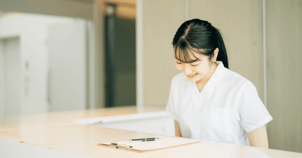 歯科スタッフが受付で相談対応を行うイメージ
