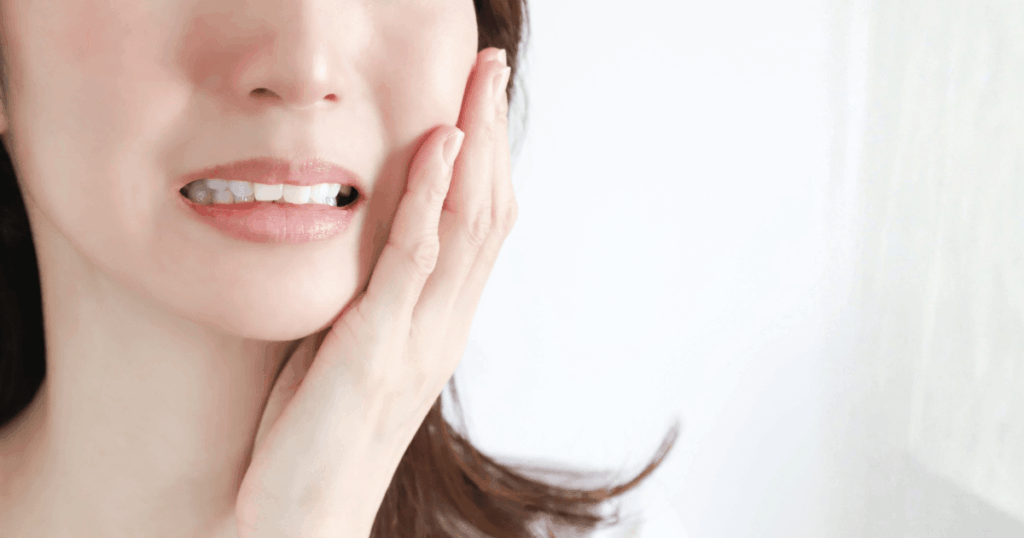 歯周病の原因となる細菌と歯ぐきの腫れや出血などの症状