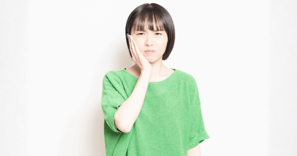 歯周病でズキズキする痛みの原因と虫歯との違いを解説するイメージ