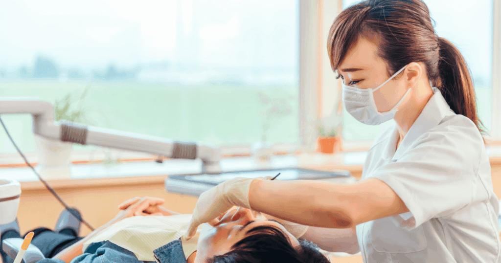 歯周病の治療内容や歯科医院での処置を説明するイメージ