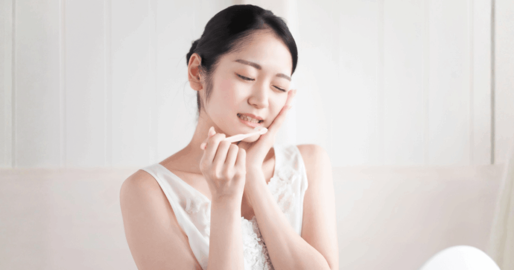 歯周病の初期症状として歯ぐきの出血や腫れを示すイメージ