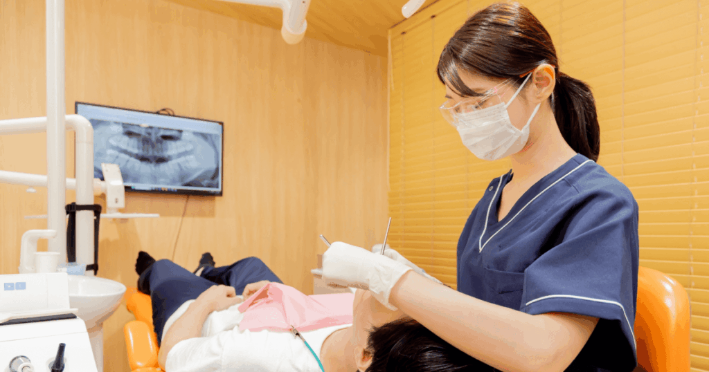 歯周病の初期治療で歯石除去やクリーニングを行うイメージ