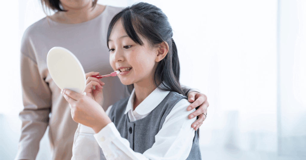 正しい歯みがきや歯科でのクリーニングを受ける様子