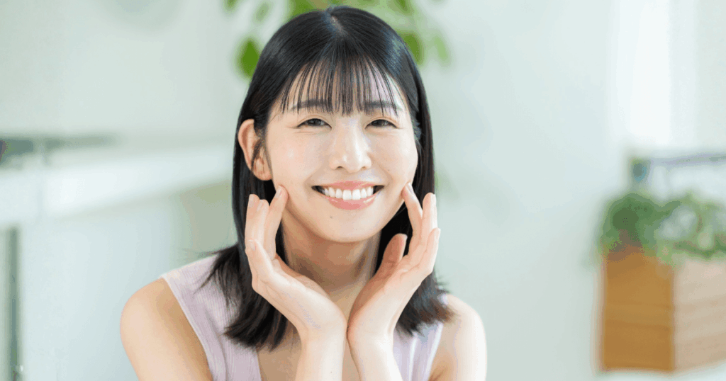 歯科医師が患者に説明しながら歯周病の相談に対応している様子