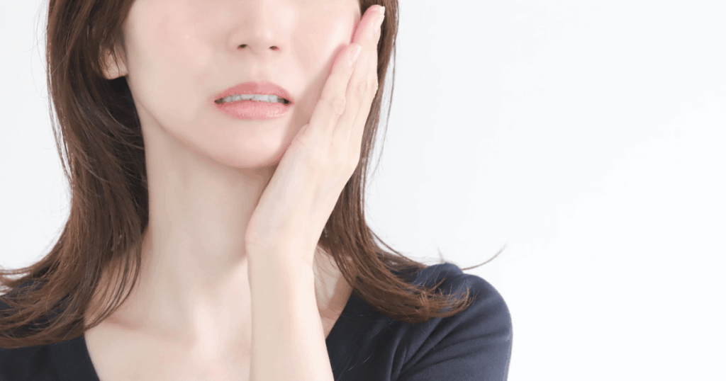 歯周病治療後の注意点について説明を受ける患者