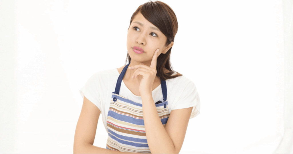 歯周病検査を行いながら治療内容を説明する歯科医師