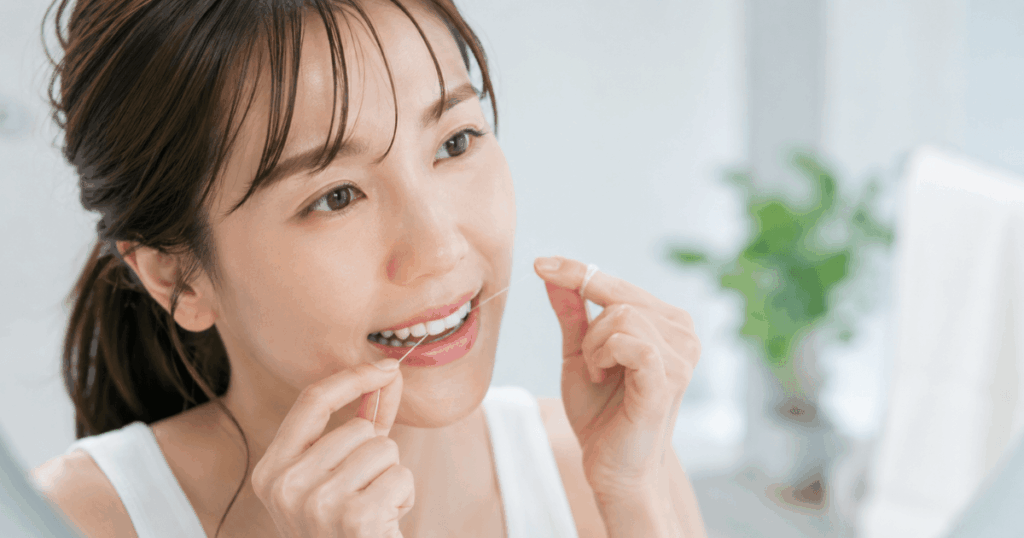 歯みがきや歯間ケアを行う口臭対策のイメージ