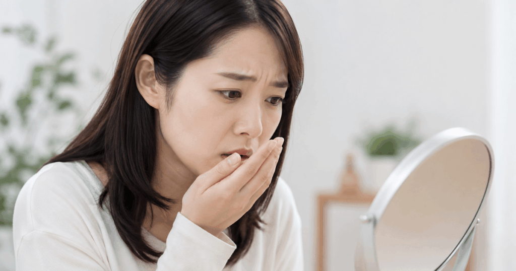 歯周病によって口臭が発生する仕組みをイメージした写真
